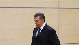 Viktor Janukovyč předstupuje v Rostově na Donu před novináře. Prozradil okolnosti svého útěku