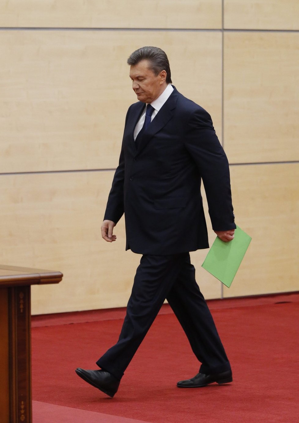 Viktor Janukovyč předstupuje v Rostově na Donu před novináře. Prozradil okolnosti svého útěku