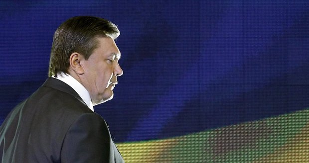 Prezident Janukovyč prý chtěl opustit zemi, úředníci mu zabránili 