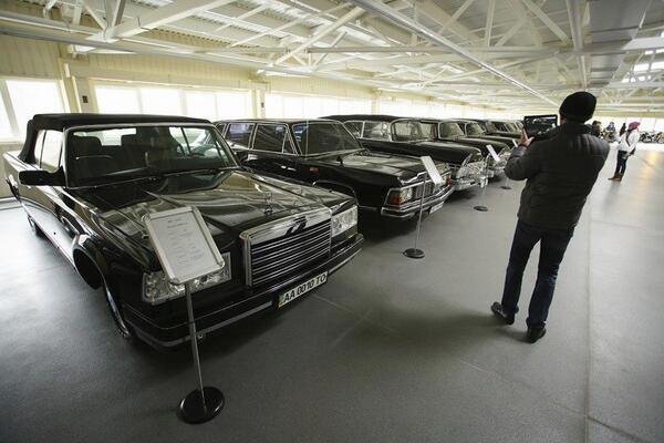Prezident měl k dispozici sbírku luxusních vozů a veteránů