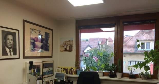 V neveliké a útulné kanceláři úřaduje starosta Nebušic Viktor Komárek každý všední den.