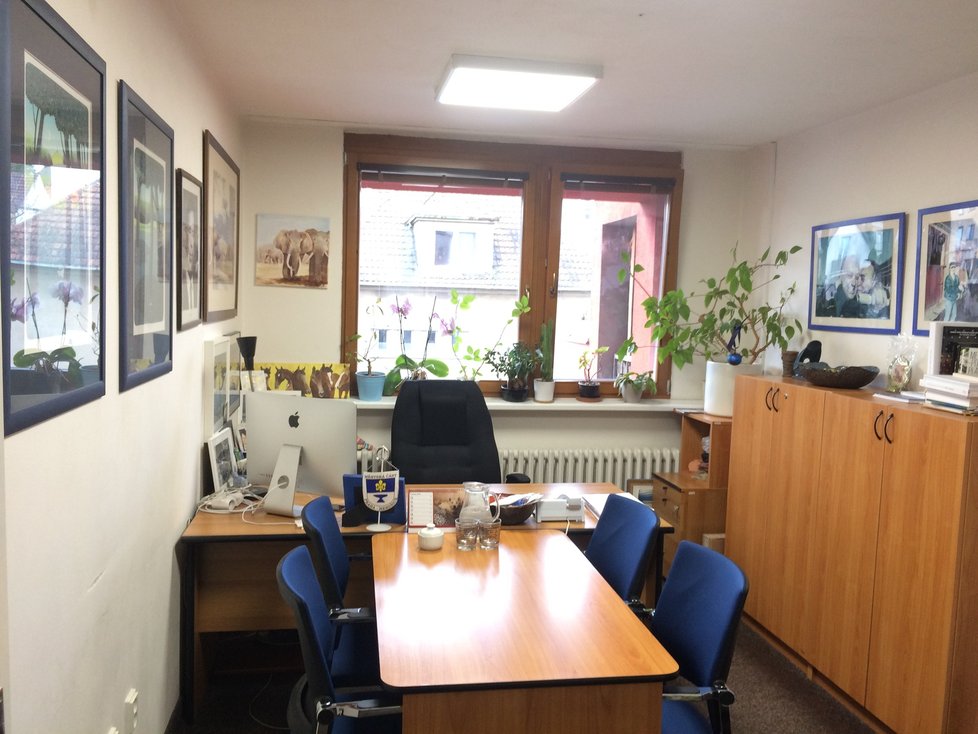 V neveliké a útulné kanceláři úřaduje starosta Nebušic Viktor Komárek každý všední den.