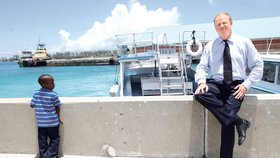 Viktora Koženého, který se stále ukrývá na Bahamách, by však ráda dostala do spárů i justice Spojených států amerických. Bahamské úřady ho však vydat odmítají