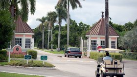 Brány milionářského městečka Lyford Cay nedaleko Nassau na Bahamách