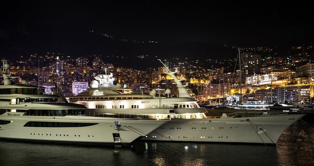 Luxusní jachtu oligarchy Medvedčuka vydraží ve prospěch Ukrajiny. Má cenu 4,5 miliardy