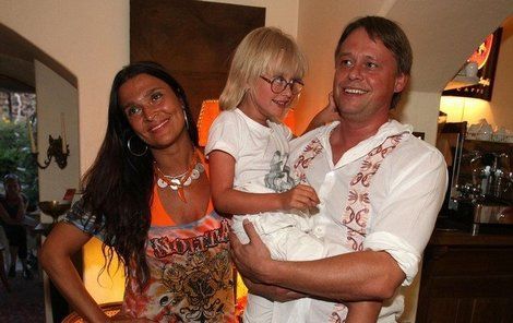 Ještě před dvěma lety tvořili Mahulena, Viktor a Márinka šťastnou rodinu.