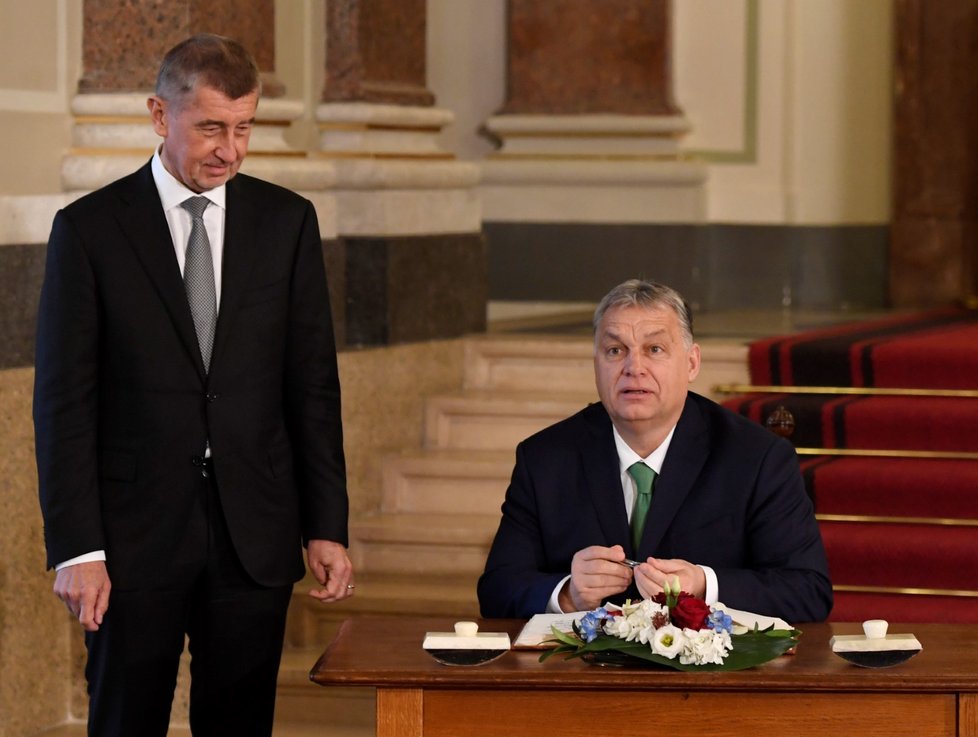 Předseda vlády ČR Andrej Babiš (vlevo) sleduje svého maďarského kolegu Viktora Orbána při podpisu do pamětní knihy na setkání premiérů zemí takzvané visegrádské čtyřky v Praze. (16. 1. 2020)