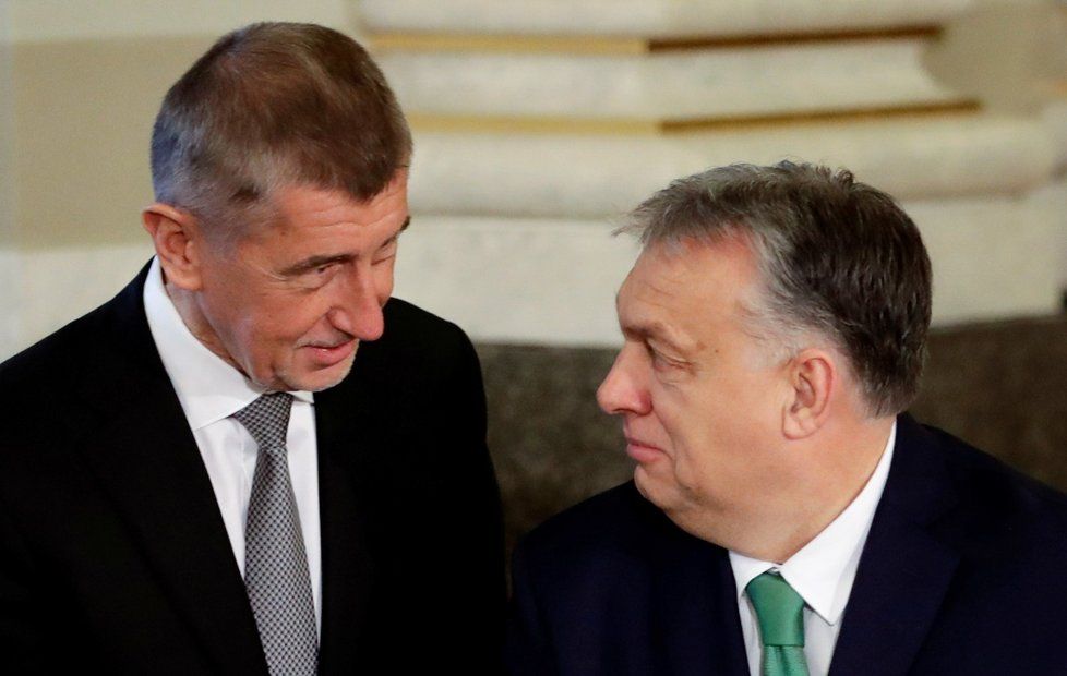 Český premiér Andrej Babiš s maďarským premiérem Viktorem Orbánem během summitu zemí Visegrádské skupiny (V4) a Rakouska v Národním muzeu v Praze. (16. 1. 2020)