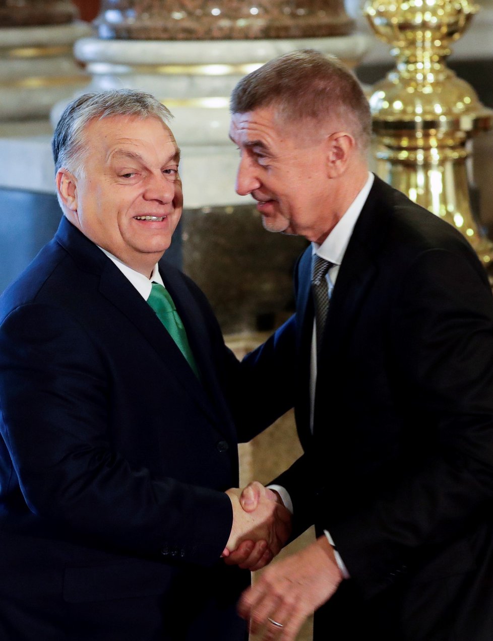 Český premiér Andrej Babiš s maďarským premiérem Viktorem Orbánem během summitu zemí Visegrádské skupiny (V4) a Rakouska v Národním muzeu v Praze (16. 1. 2020)