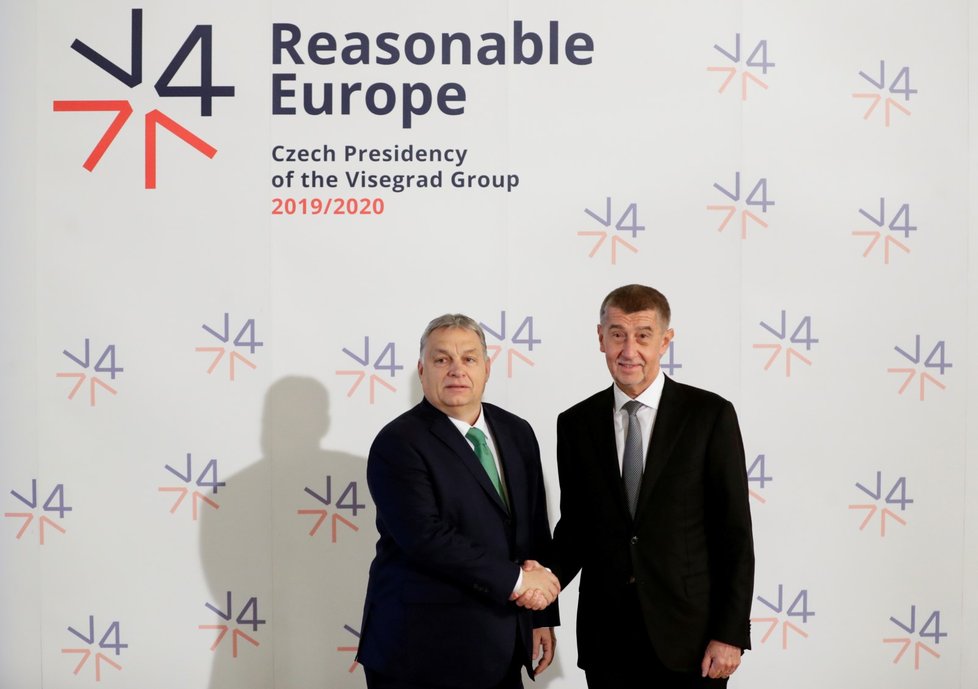 Český premiér Andrej Babiš s maďarským premiérem Viktorem Orbánem během summitu zemí Visegrádské skupiny (V4) a Rakouska v Národním muzeu v Praze. (16. 1. 2020)