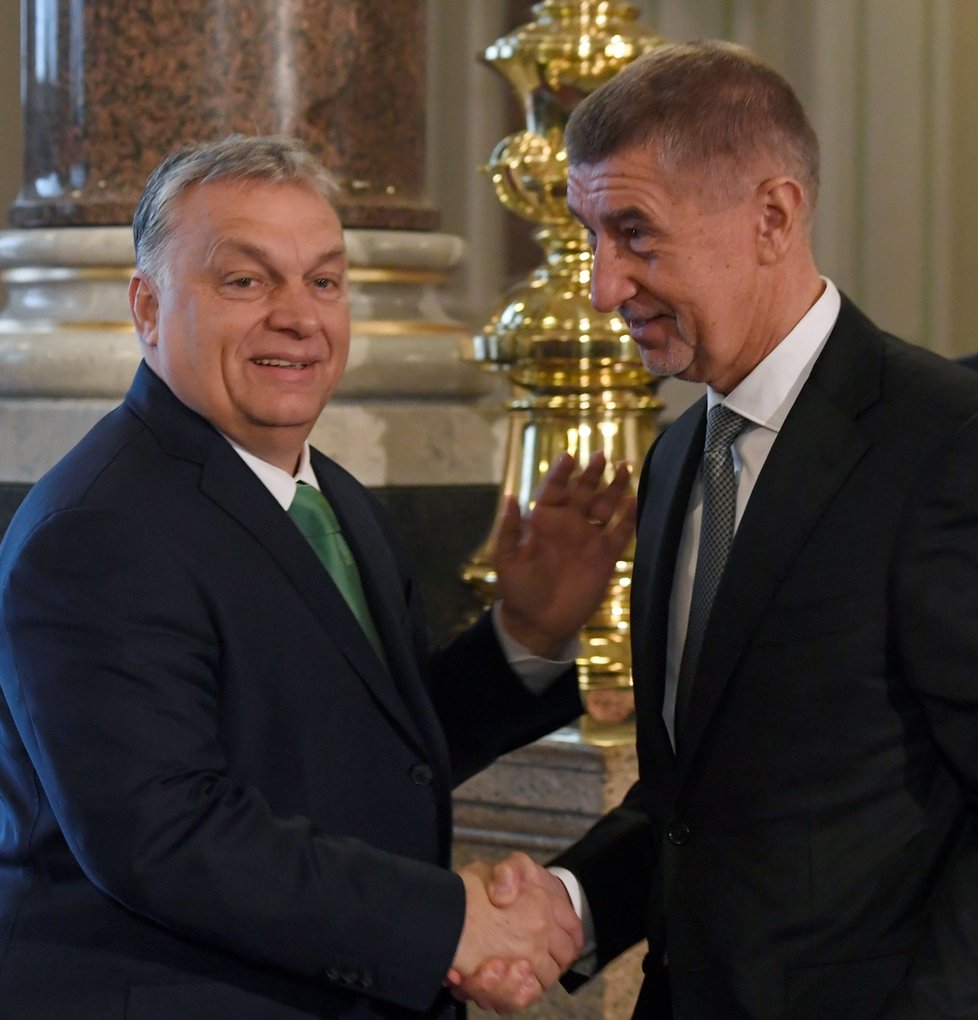 Předseda vlády ČR Andrej Babiš (vpravo) a jeho maďarský protějšek Viktor Orbán na setkání premiérů zemí takzvané Visegrádské čtyřky v Praze. (16. 1. 2020)