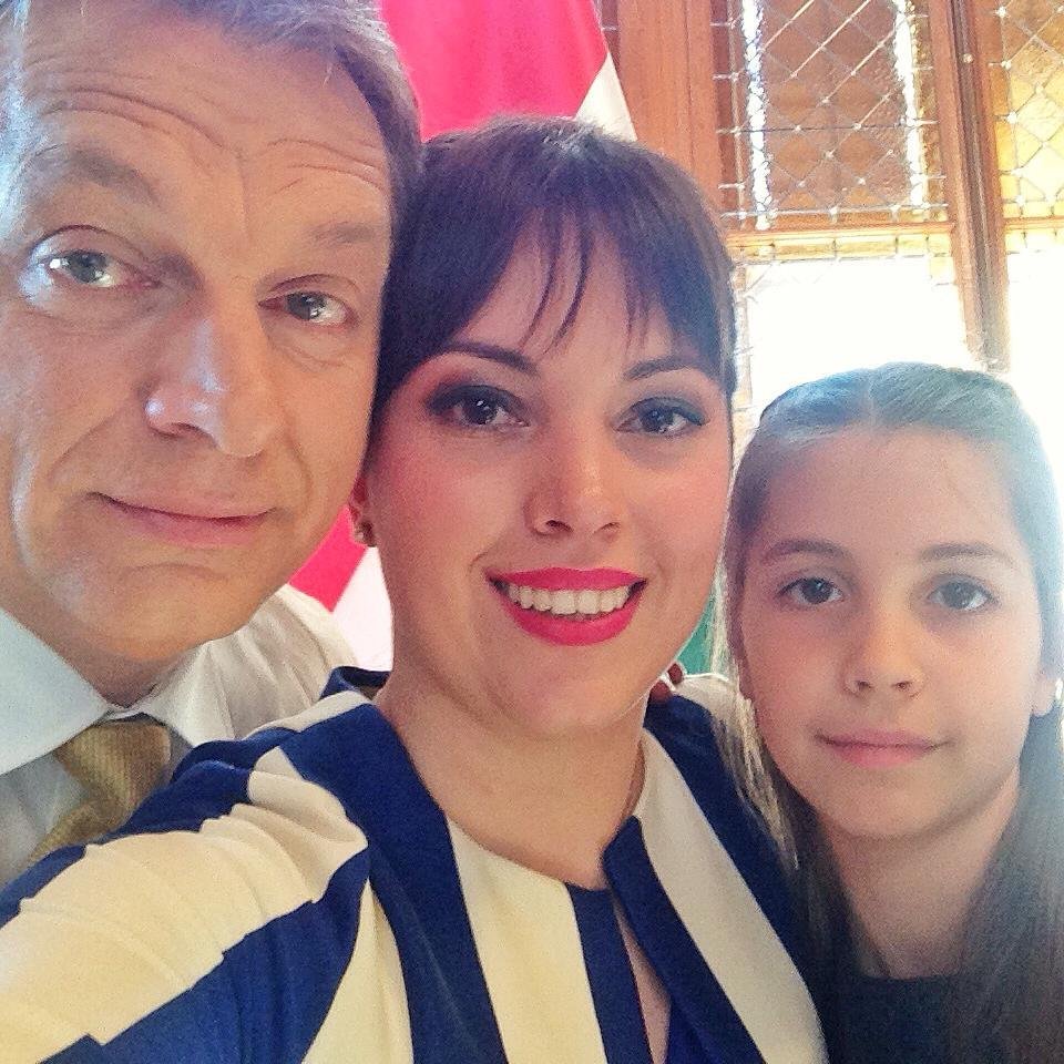 Viktor Orbán na selfie s dcerou Ráhel (uprostřed)