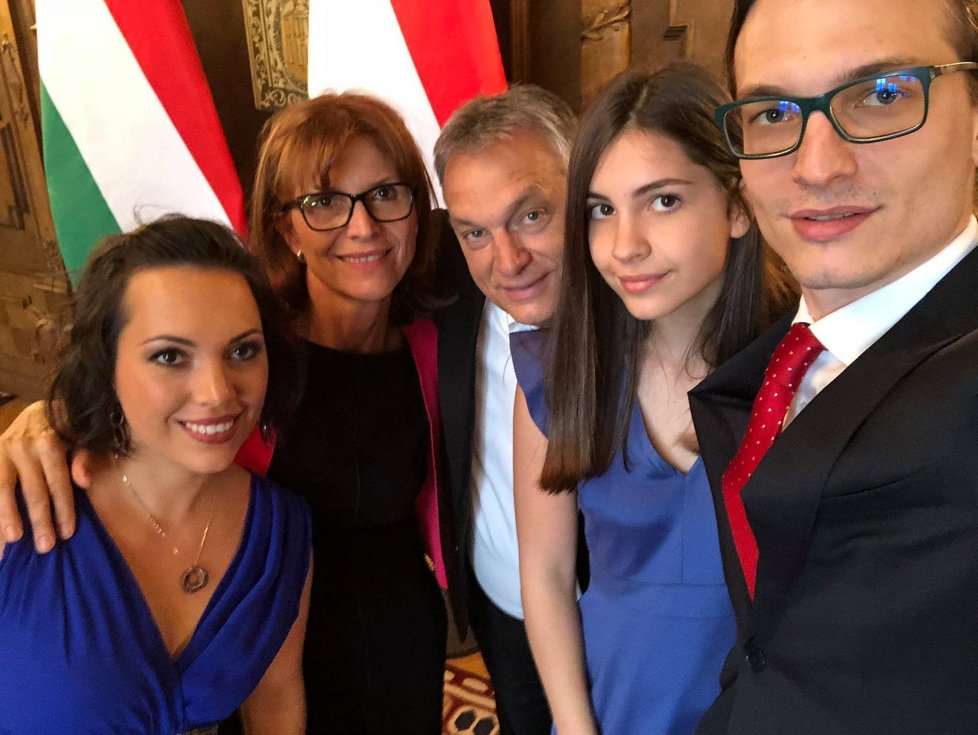 Rodinné selfie Viktora Orbána. Vlevo dcera Ráhel, vedle ní manželka, vpravo dcera a syn