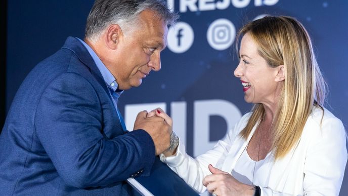 Maďarský premiér Viktor Orbán a pravděpodobná budoucí italská premiérka Giorgia Meloniová na snímku z roku 2019