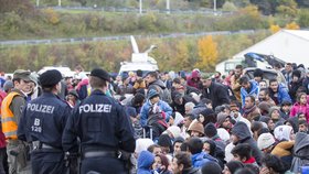 Maďarský premiér kritizuje evropské lídry, politikům prý nikdo nedal mandát zaplavit Evropu uprchlíky.