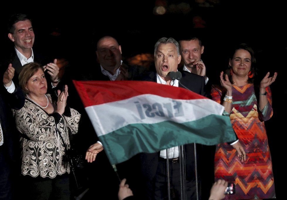 Premiér Viktor Orbán a jeho strana Fidesz oslavila vítězství v maďarských parlamentních volbách