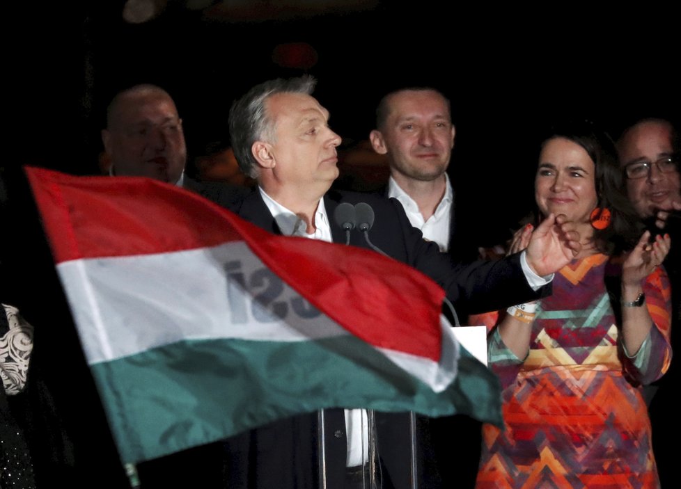 Premiér Viktor Orbán a jeho strana Fidesz oslavila vítězství v maďarských parlamentních volbách