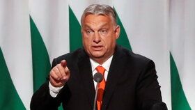 Orbán byl opět zvolen předsedou vládní strany Fidesz a hýřil sliby