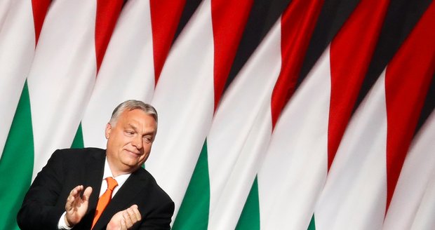 Orbán obhájil křeslo předsedy strany. Hned vytáhl diktát EU, migraci i tradiční rodinu