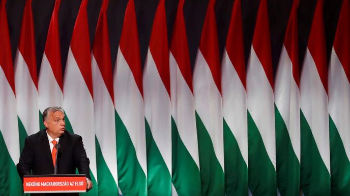 Orbán byl opět zvolen předsedou vládní strany Fidesz a hýřil sliby 