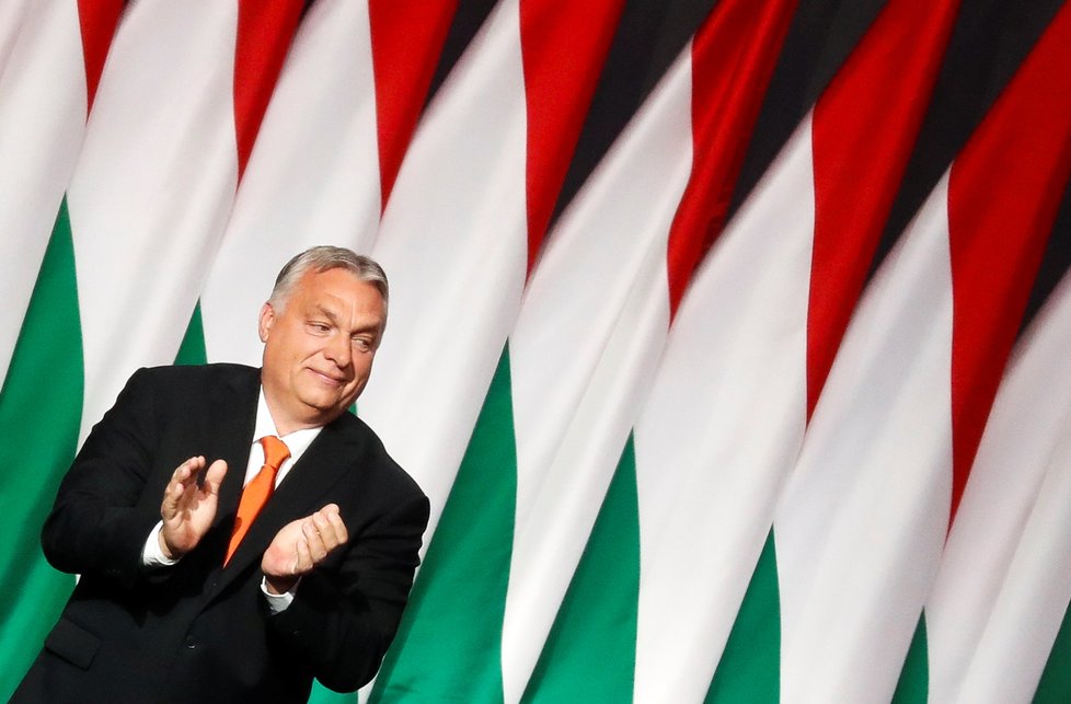 Orbán byl opět zvolen předsedou vládní strany Fidesz a hýřil sliby