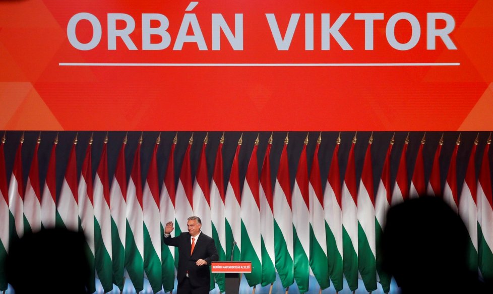 Orbán byl opět zvolen předsedou vládní strany Fidesz a hýřil sliby.