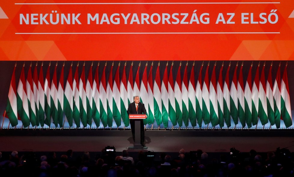 Orbán byl opět zvolen předsedou vládní strany Fidesz a hýřil sliby.