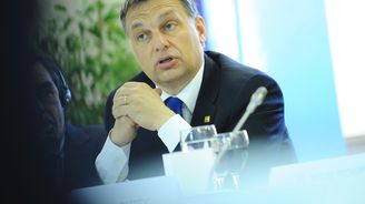 Placení vojáci EU budou do Maďarska vpouštět migranty, brání se krokům Bruselu Orbán