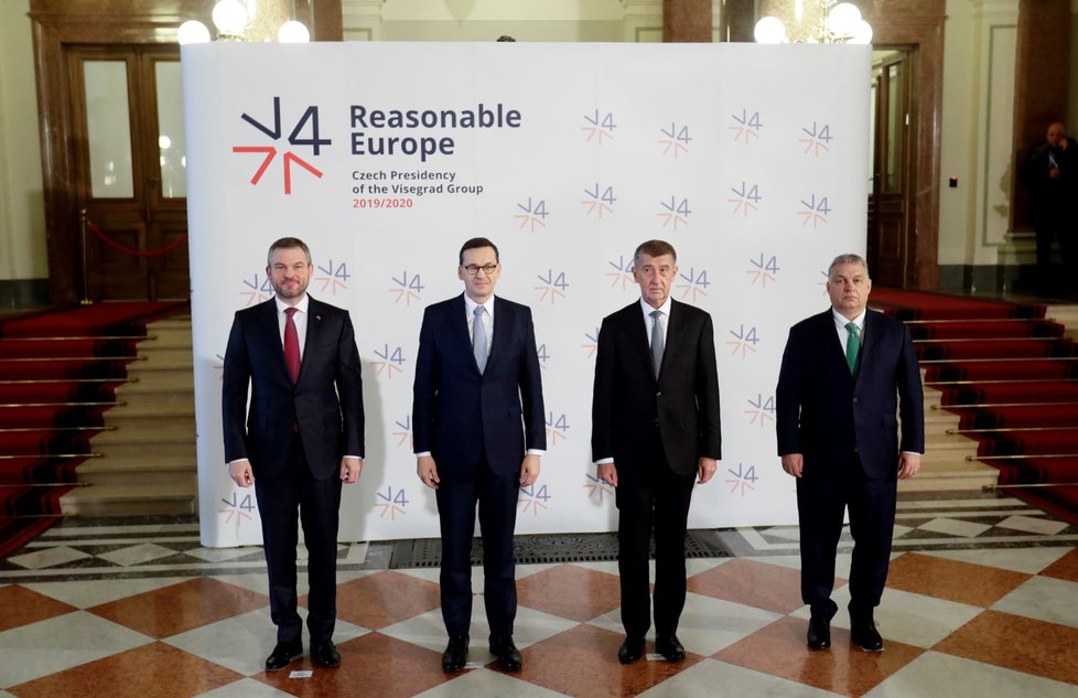 Maďarský premiér Viktor Orban, slovenský premiér Peter Pellegrini, premiér České republiky Andrej Babiš a polský premiér Mateusz Morawiecki a během summitu zemí Visegrádské skupiny (V4) a Rakouska v Národním muzeu v Praze. (16. 1. 2020)