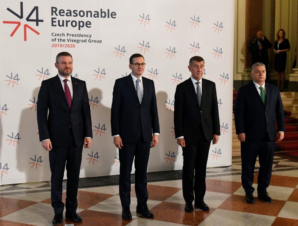 Společné fotografování předsedů vlád V4: zleva Peter Pellegrini (Slovensko), Mateusz Morawiecki (Polsko), Andrej Babiš (ČR) a Viktor Orbán (Maďarsko) na setkání premiérů zemí takzvané visegrádské čtyřky (16. 1. 2020)