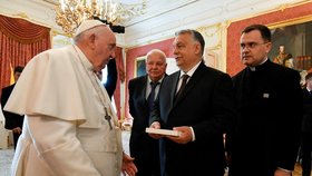 Papež František s maďarským premiérem Viktorem Orbánem v Maďarsku (28.4.2023)