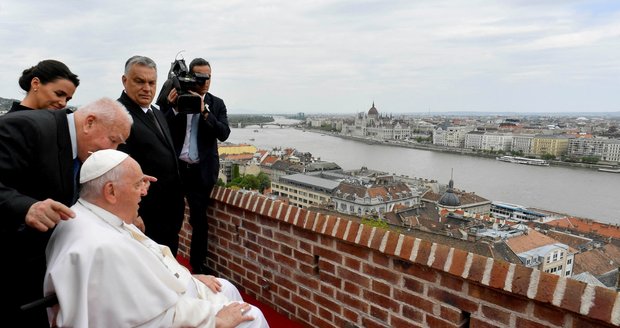 Papež František v Maďarsku: S Orbánem řešil mír na Ukrajině, pohyboval se o holi i na vozíku