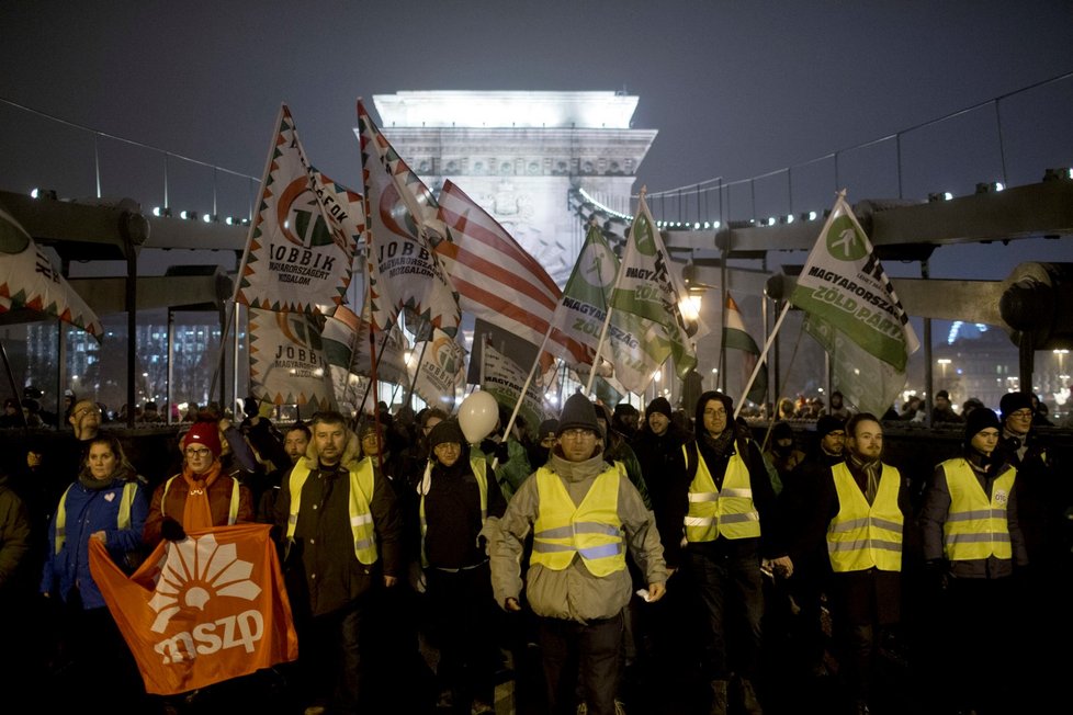 Na protivládní demonstraci v Budapešti se sešlo na 10 tisíc lidí. Protestující nyní žádají především zrušení zákona o přesčasech