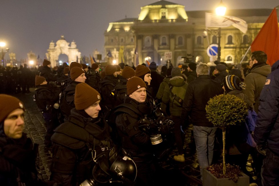 Na protivládní demonstraci v Budapešti se sešlo na 10 tisíc lidí. Protestující nyní žádají především zrušení zákona o přesčasech