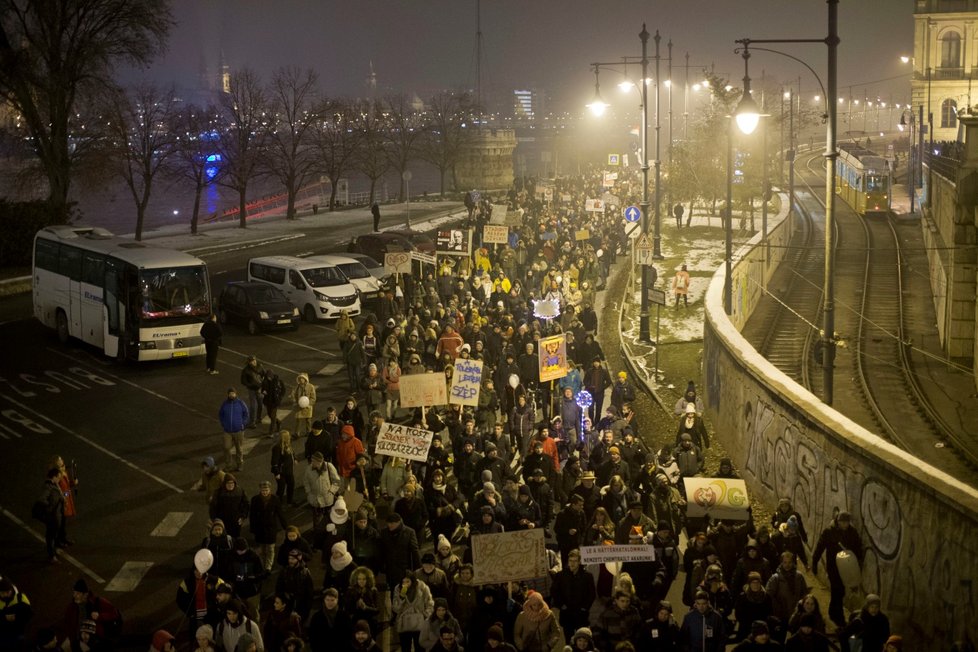 Na protivládní demonstraci v Budapešti se sešlo na 10 tisíc lidí. Protestující nyní žádají především zrušení zákona o přesčasech