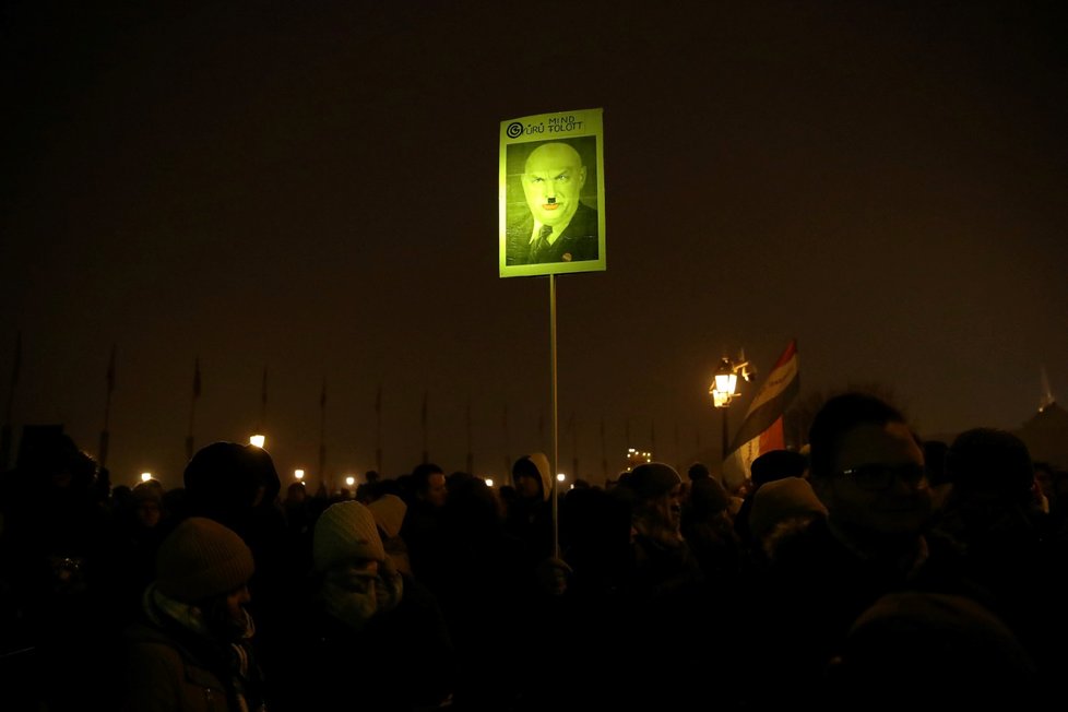 Na protivládní demonstraci v Budapešti se sešlo na 10 tisíc lidí. Protestující nyní žádají především zrušení zákona o přesčasech