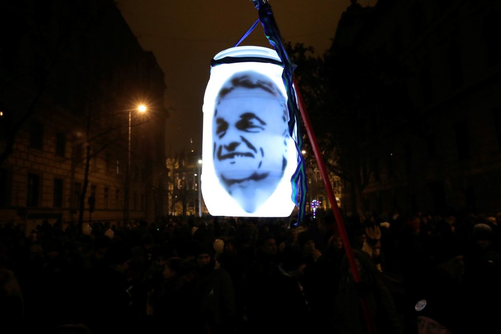 Na protivládní demonstraci v Budapešti se sešlo na 10 tisíc lidí. Protestující nyní žádají především zrušení zákona o přesčasech