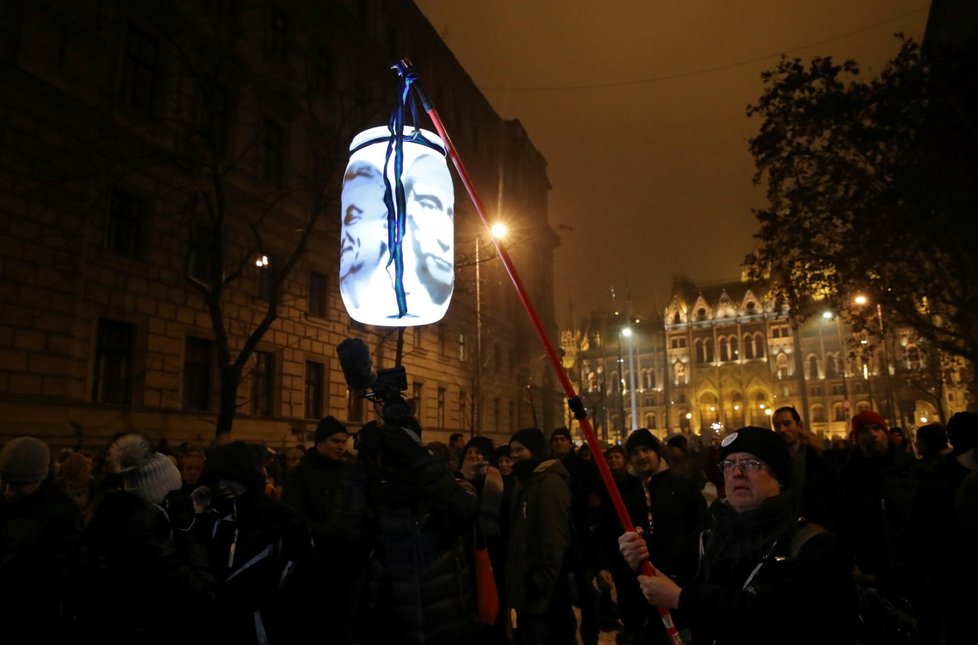 Na protivládní demonstraci v Budapešti se sešlo na 10 tisíc lidí. Protestující nyní žádají především zrušení zákona o přesčasech