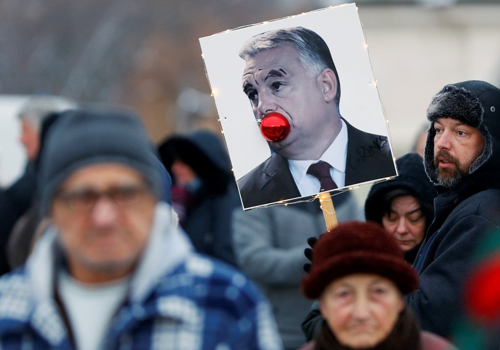 Na protivládní demonstraci v Budapešti se sešlo na 10 tisíc lidí. Protestující nyní žádají především zrušení zákona o přesčasech