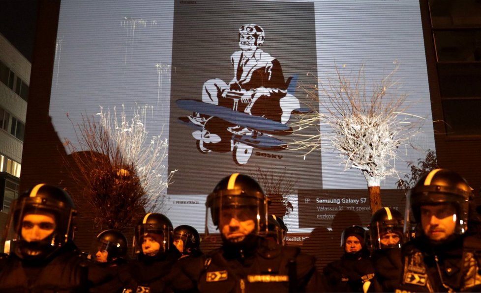 Na protivládní demonstraci v Budapešti se sešlo na 10 tisíc lidí. Protestující nyní žádají především zrušení zákona o přesčasech