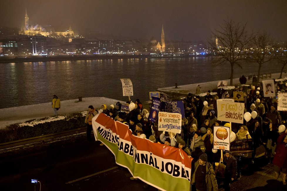 Na protivládní demonstraci v Budapešti se sešlo na 10 tisíc lidí. Protestující nyní žádají především zrušení zákona o přesčasech