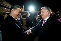 Dva přátelé zase spolu. Čínský prezident přiletěl do Maďarska, vyrazí za Orbánem
