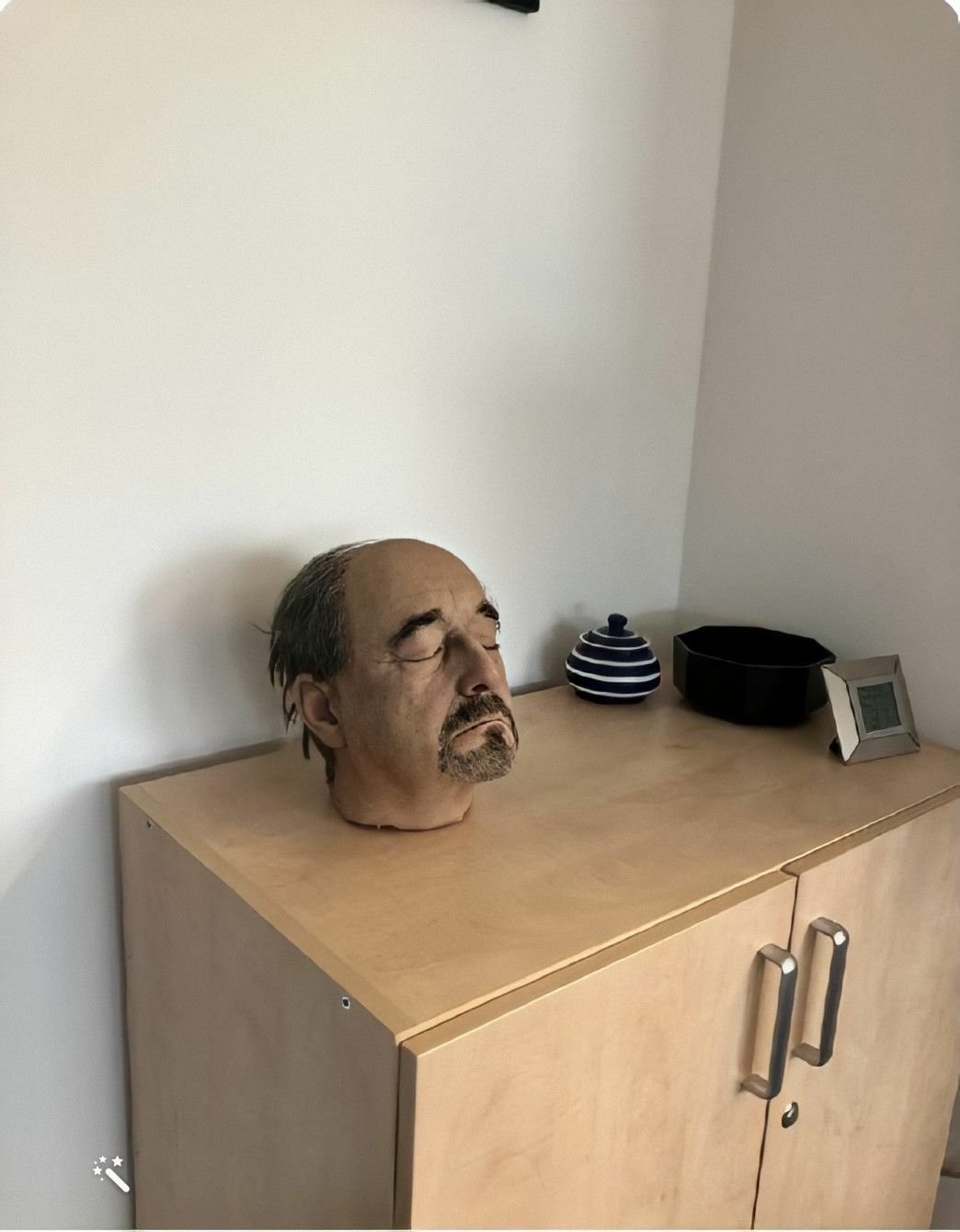Uříznutá hlava Viktora Preisse v kanceláři brněnské televize.