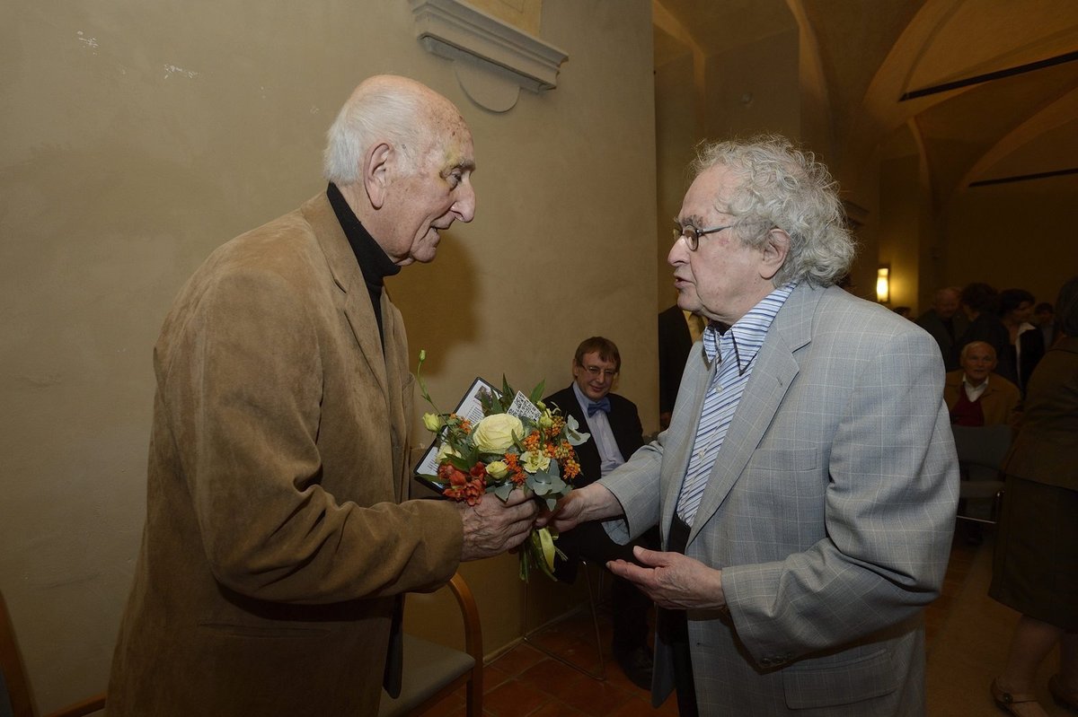 K 89. narozeninám loni Brouskovi gratuloval i herec Jaroslav Kepka.
