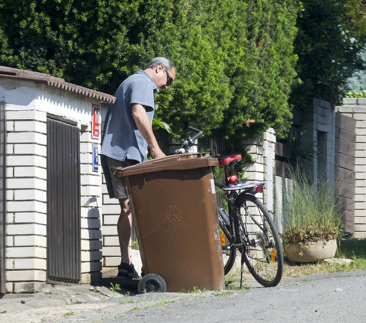 U domu svého syna zaparkoval své kolo a zmizel uvnitř.