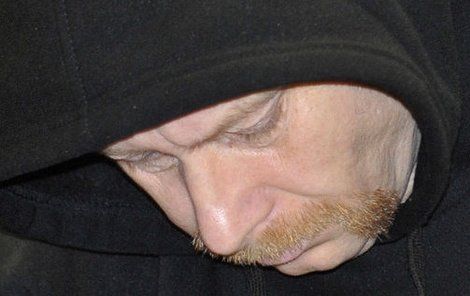 Viktor Š. si u soudu zakrýval tvář kapucí.