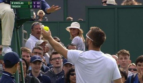 Viktor Troicki ukazuje sudímu sporný míček