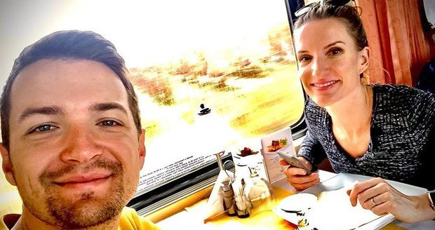 Viktor Vincze se svou manželkou Adelou ve vlaku