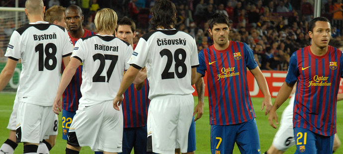 19. 10. 2011 - Barcelona Camp Nou Melouch šikovného lazebníka Pilaře Dojemný obrázek do památníku. Zleva Bystroň, Abidal, Rajtoral, Messi, Čišovský a Villa.