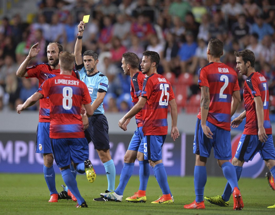 Fotbalisté Viktorie Plzeň protestují u hlavního rozhodčího